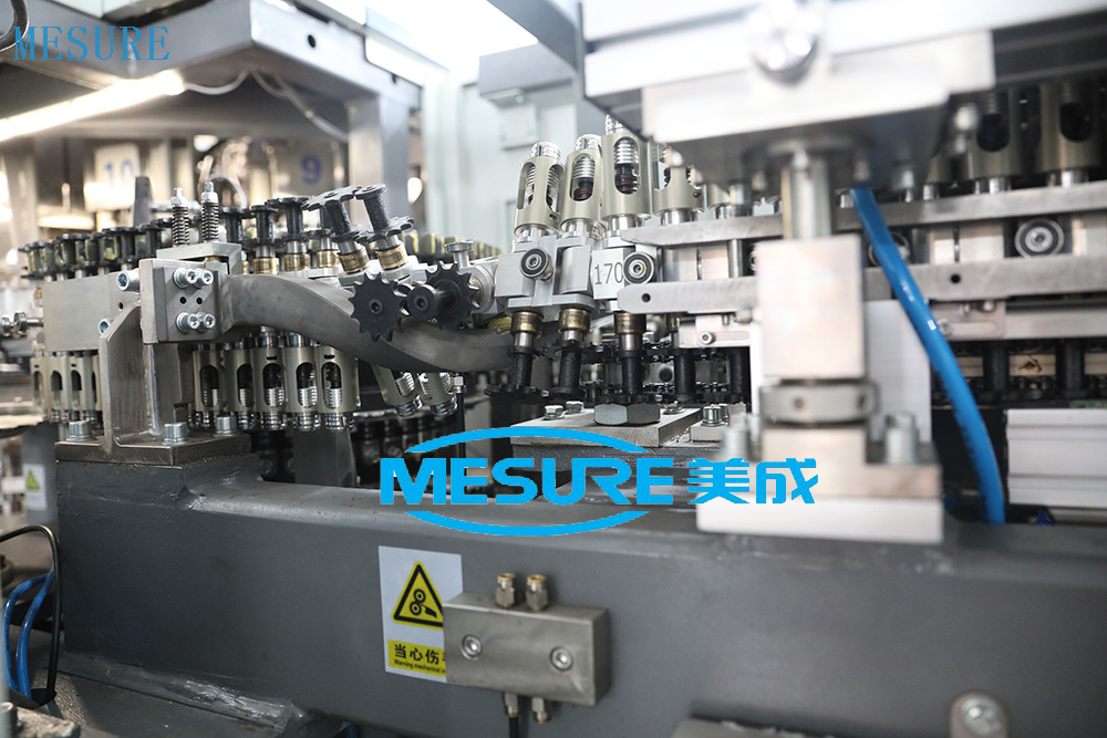 Planta de embotellado de PET llave en mano: máquina combinada de gas para agua para agua/líquidos | Línea de producción eficiente personalizada