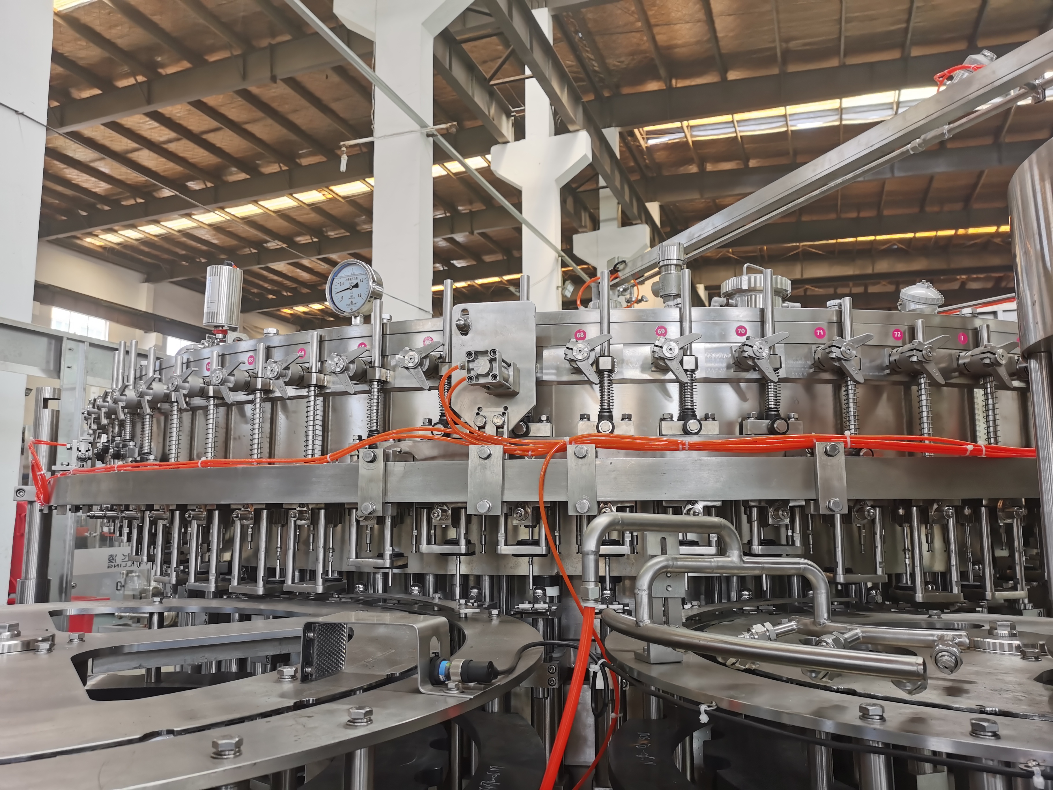 Sistema de embotellado de embotellado de fabricación de líquidos automáticos de fábrica para línea de precisión de cerveza para mascotas 