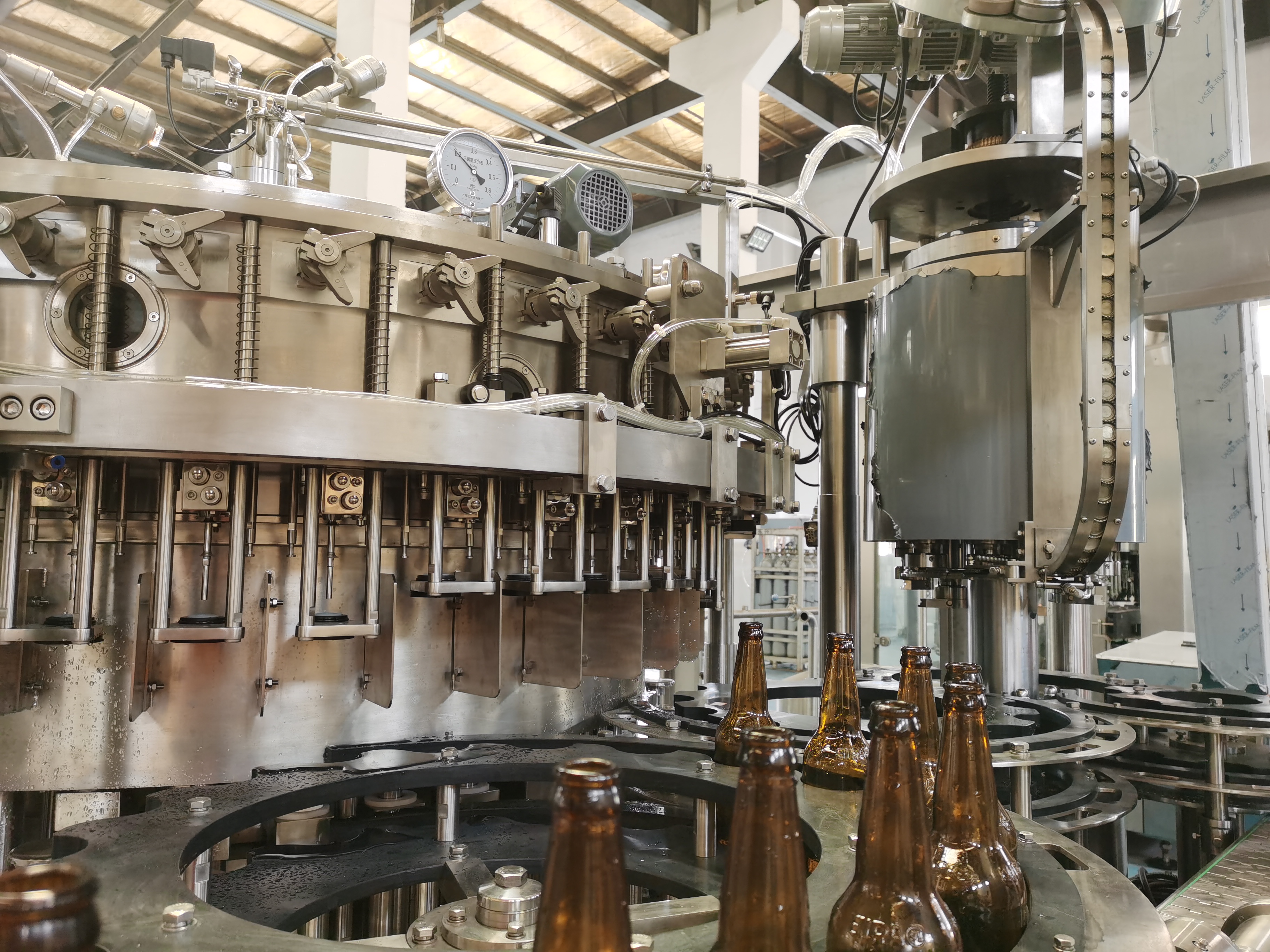 Gorra de cerveza embotellada de la máquina de llenado de cerveza Corona 