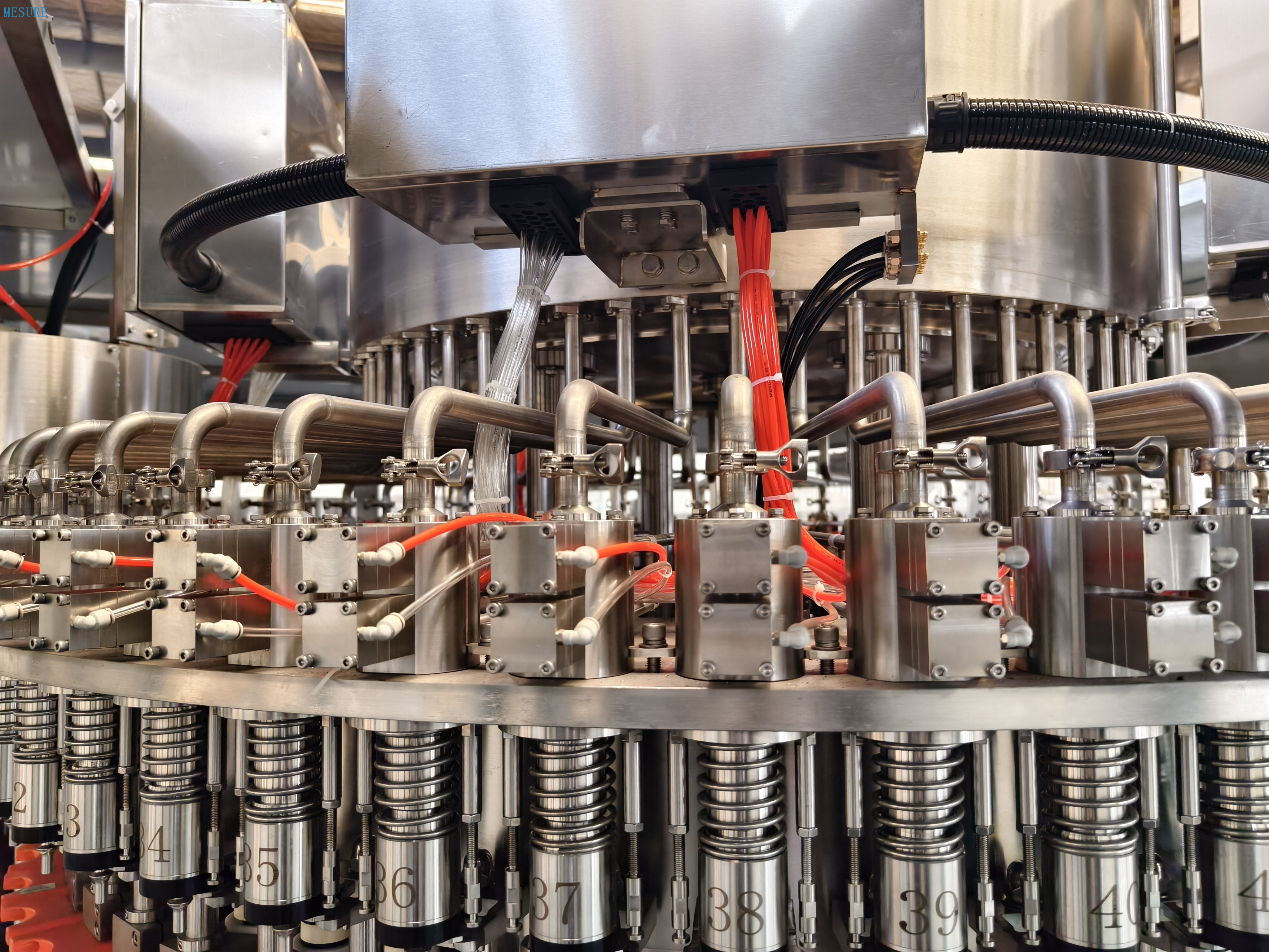 Planta de embotellado de PET llave en mano: máquina combinada de gas para agua para agua/líquidos | Línea de producción eficiente personalizada