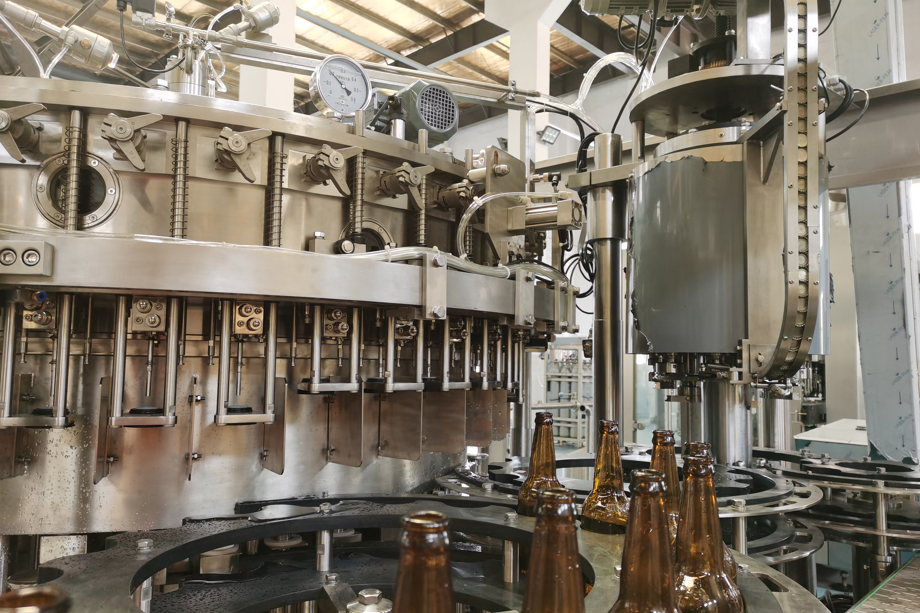 Gorra de cerveza embotellada de la máquina de llenado de cerveza Corona 