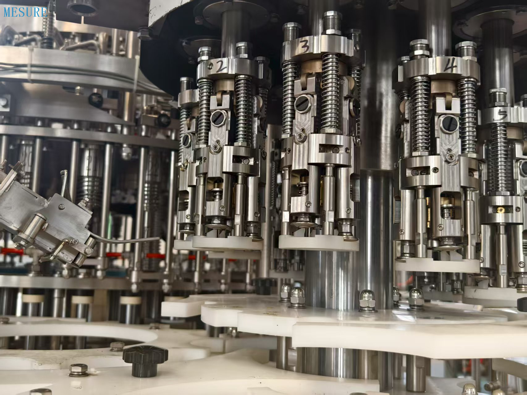 Máquina de llenado de alta calidad para la producción de agua de las botellas de vidrio