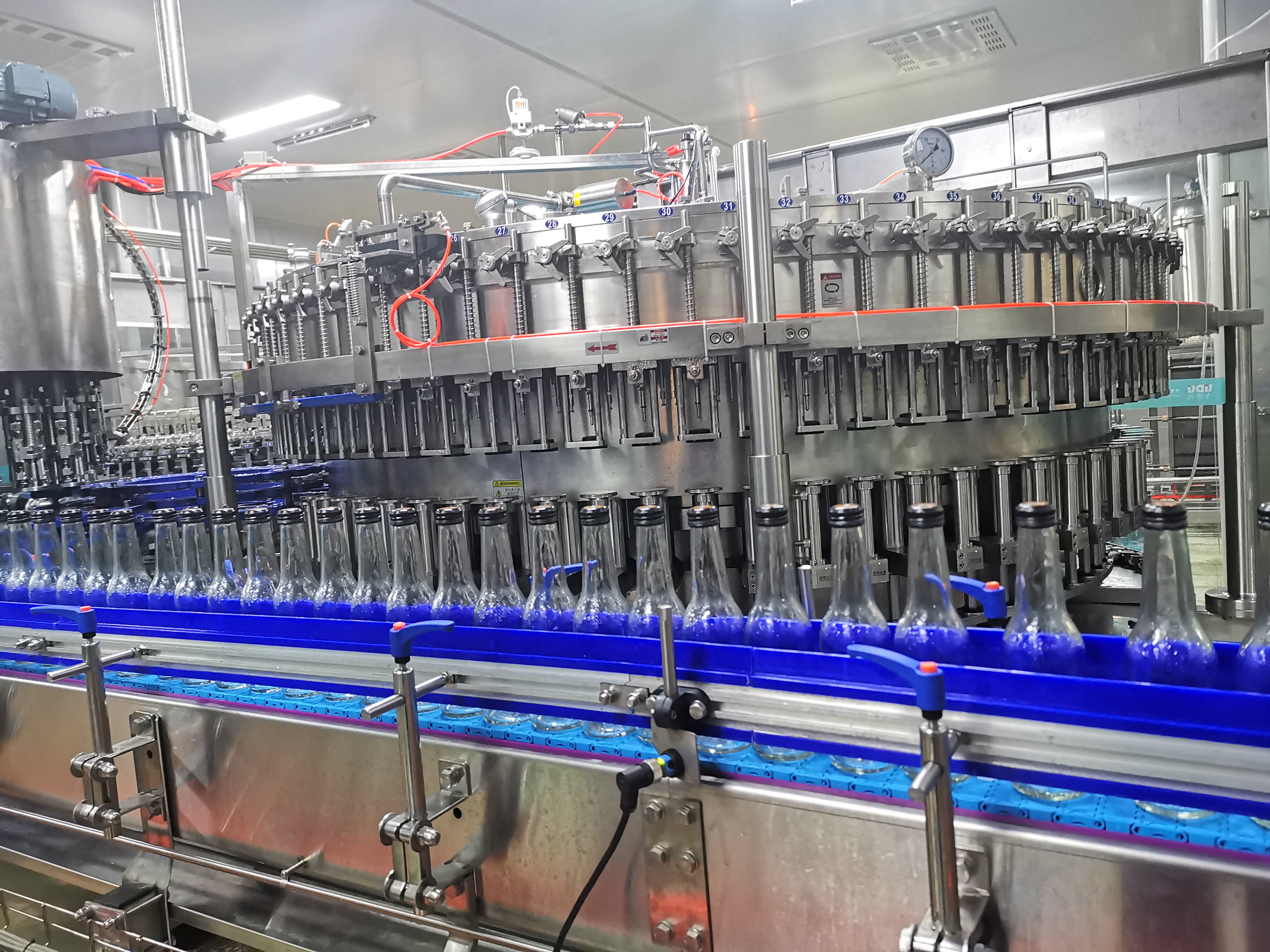 24000bph Glass Bottled Beer Relling Línea completa Ropp Cap 